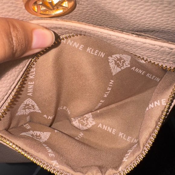 🔴Anne Klein Nude Crossbody Bag with Gold Accents and Structured Design - Picture 12 of 13